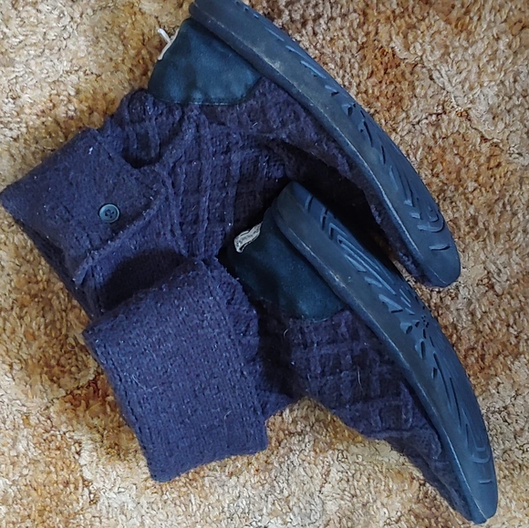 Uggs - Picture 2 of 2